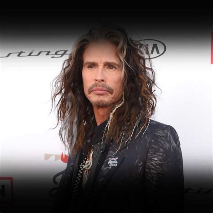 Unraveling The Mystery: Who Is The Lead Singer Of Guns And Roses?